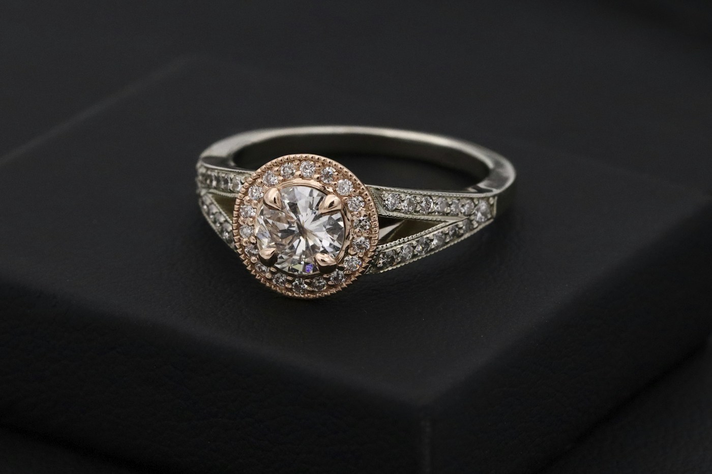 Anello dorato in primo piano